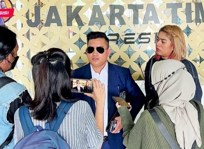 
FOTO : Mirwansyah bersama Ayu Wisya untuk memberikan keterangan ke Polres Metro Jakarta Timur, untuk memenuhi panggilan penyidik terkait kasus dugaan pencemaran nama baik yang dilakukan oleh Paulina Dadek. Senin, (13/6/2022)