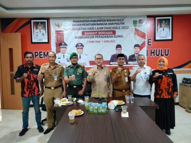 
FOTO : Pemkab Rohul Peringati Hari Lahir Pancasila secara Virtual, Rabu (1/6/2022)