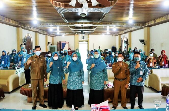 
Galeri Foto : Wakil Ketua 1 TP PKK Rohul Sri Yulita buka secara resmi Pelatihan Pemberdayaan Kader PKK, yang digelar Desa Bengkolan Salak, Kecamatan Pendalian IV Koto, di Hotel Netra Ujung Batu, Selasa (7/6/2022)