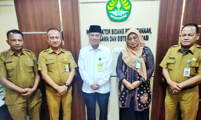 
FOTO : Bappeda Rohul dan UNRI Jali Perjanjian Kerjasama dalam Upaya Kajian Penanggulangan Kemiskinan