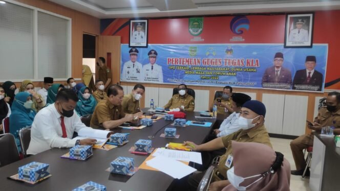 
FOTO : Sekda Rohul dan OPD Rohul mengikuti VLH Evaluasi KLA, Senin (6/6/2022)