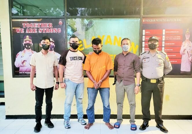 
FOTO : Polsek Kepenuhan amankan seorang Tersangka, diduga melakukan Pemerasan dan Penganiayaan, Minggu (5/6/2022)