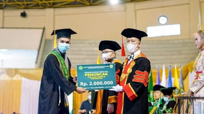 
<span style='color:#ff0000;font-size:14px;'>Dari 1.538 Mahasiswa UIR Pekanbaru di Wisuda</span> <br> Membanggakan, Furizal Dari Luhak Kepenuhan Rohul jadi Pemuncak Universitas di Wisuda UIR Pekanbaru