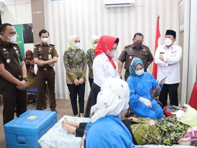 
<span style='color:#ff0000;font-size:14px;'>Dihadiri Bupati dan Ketua PMI Rohul</span> <br> Momentum HBA Ke 62, Kejari Rohul Gelar Bhakti Sosial Donor Darah