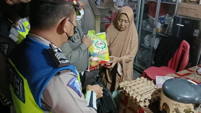 
<span style='color:#ff0000;font-size:14px;'>Bersempena Hari Bhayangkara ke 76</span> <br> Sat Lantas Polres Rohul Salurkan Bansos di Dua Kecamatan