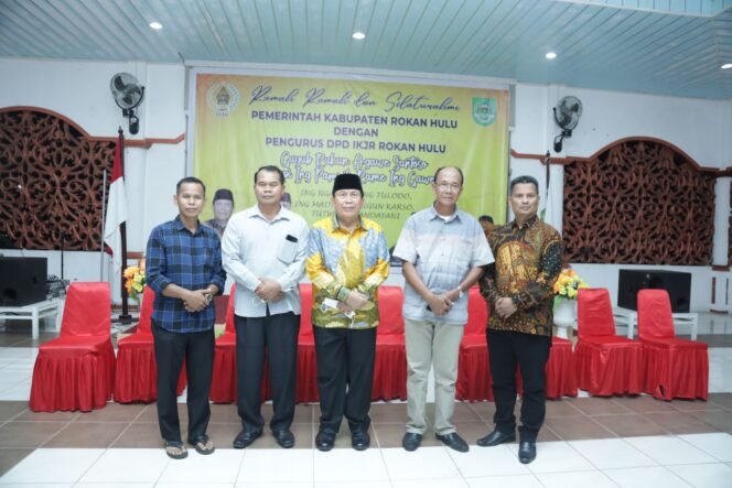 
<span style='color:#ff0000;font-size:14px;'>Margono Terpilih Sebagai Ketua DPD IKJR Rohul</span> <br> Pengurus IKJR Rohul Ramah Tamah dengan Bupati Sukiman