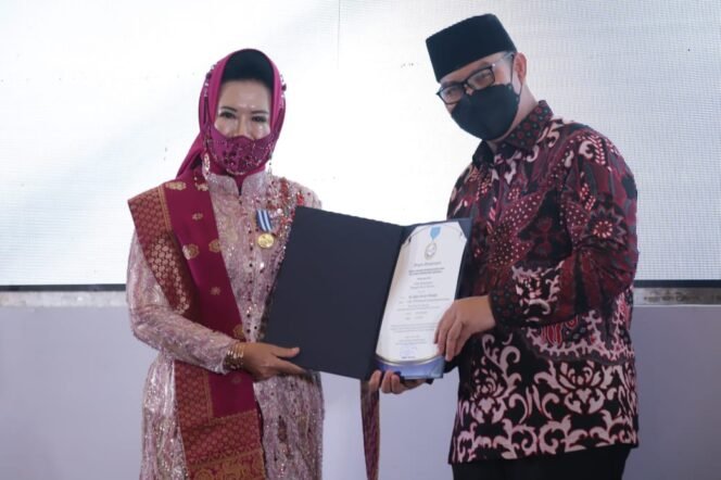 
Ketua TP PKK Rohul Terima Penghargaan Manggala Karya Kencana dari BKKBN RI