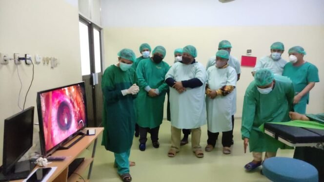 
<span style='color:#ff0000;font-size:14px;'>Kajari Bantu Sembako 23 Peserta Operasi Katarak</span> <br> Keren, RSUD Rohul Miliki Fasilitas Operasi Katarak Berteknologi Moderen