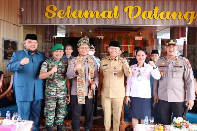 
<span style='color:#ff0000;font-size:14px;'>Pisah Sambut dan Sertijab Kapolres Rohul</span> <br> Wabup Harap Terus Jalin Sinergitas Jaga Kamtibmas dan Cegah Karhutla