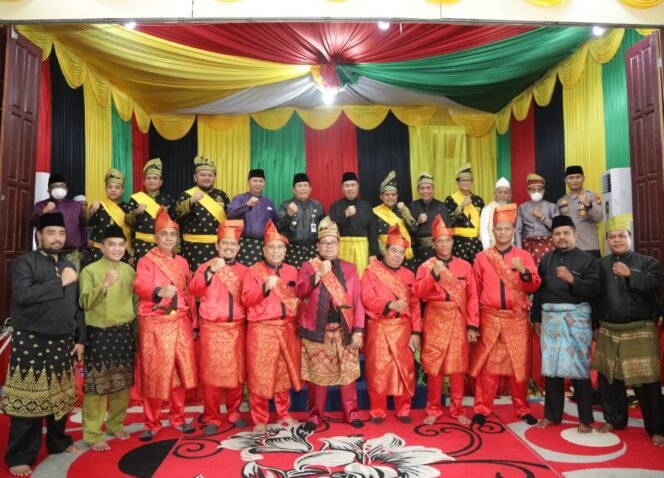 
<span style='color:#ff0000;font-size:14px;'>Pengurus Hulubalang LAMR Rohul Resmi Dikukuhkan</span> <br> Bupati Sukiman : Jadikan Kekuatan Hulubalang Sebagai Penjaga Adat dan Marwah Nogori