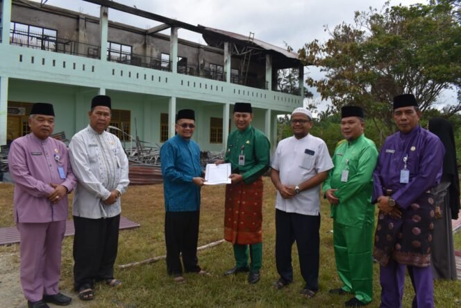 
Pasca Kebakaran, Wabup Rohul Tinjau dan Serahkan Bantuan untuk Ponpes Khalid Bin Walid