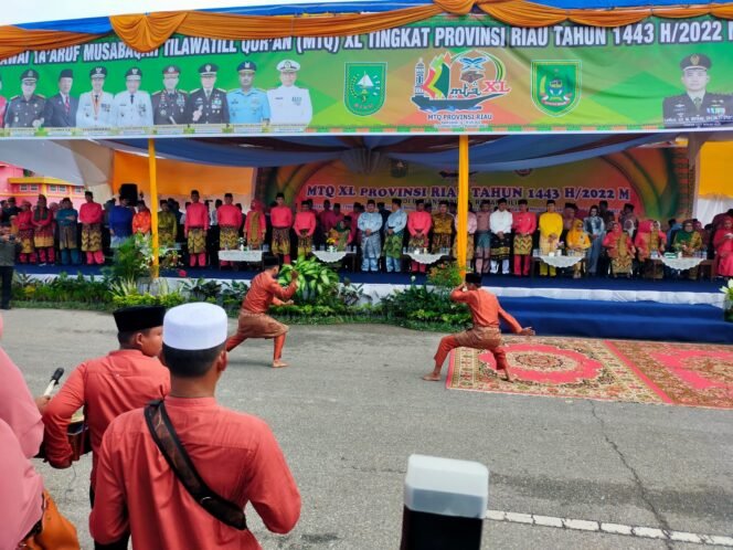 
Pawai Ta’aruf MTQ Ke XL di Rohil, Pemkab Tampilkan Seni Budaya dan Ikon Rohul