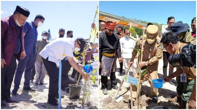 
FOTO : Ketua Gapoktan HKm Rawa Seribu Sariman Siregar mendampingi Gubernur Riau Syamsuar menanam Bibit Aren