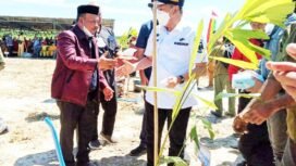 FOTO : Ketua Gapoktan HKm Rawa Seribu Tambusai Utara, Sariman Siregar SH bersalaman dengan Gubri Syamsuar, disela penanaman bibit aren di Kawasan Gapoktan HKm Rawa Seribu, Senin (4/7/2022)