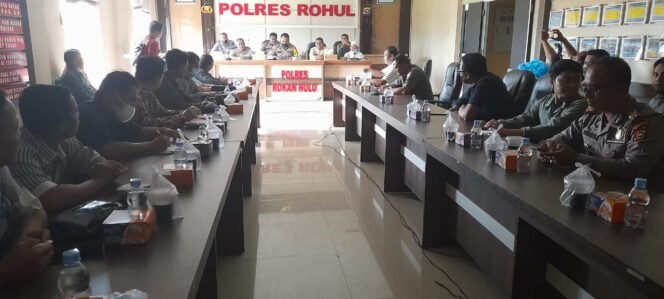 
Terkait Sengketa Lahan, Polres Rohul Mediasi Kelompok Ahli Waris H.T Siddiq dengan PT Ekadura