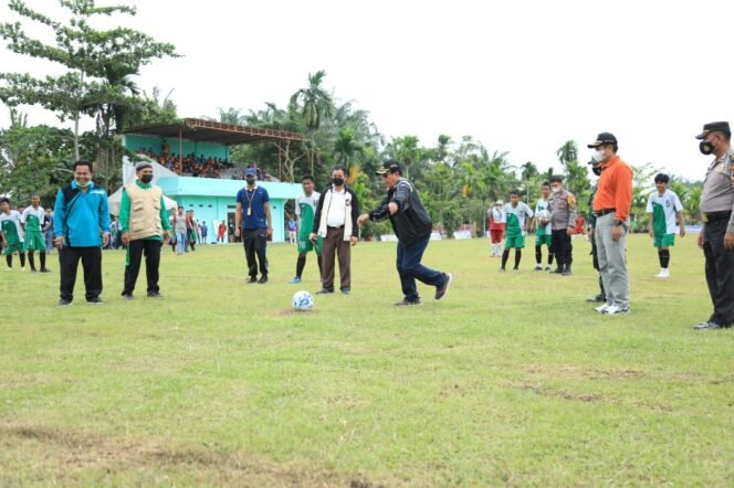 
Bupati Sukiman Buka Turnamen Sepakbola U-15 Tapung Jaya