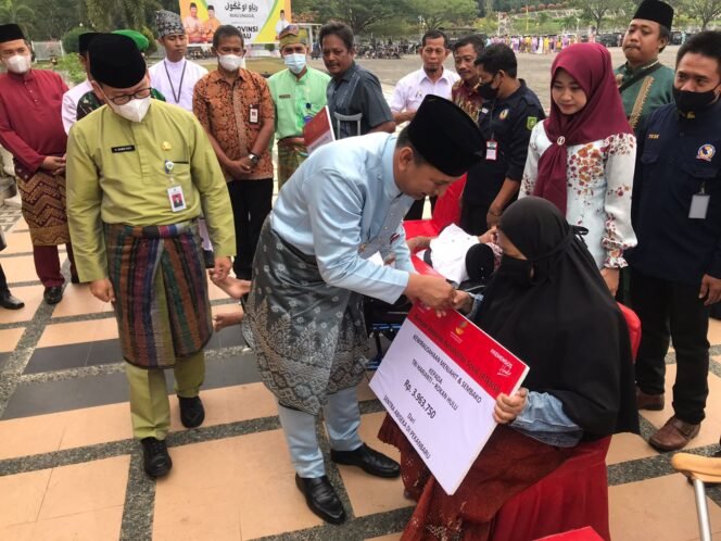 
Sempena HUT Riau Ke 65, Wabup Serahkan Bantuan untuk Penyandang Disabilitas