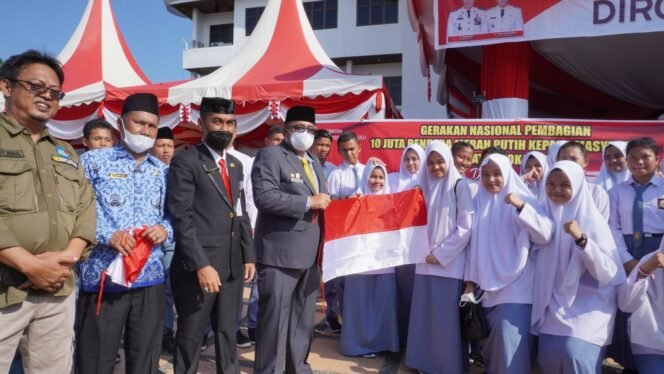
Sempena HUT Ke 77 RI, Pemkab Rohul Bagikan 10 Ribu Bendera Merah Putih