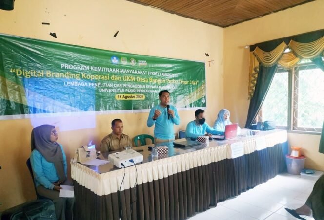 
<span style='color:#ff0000;font-size:14px;'>Dukung Penjualan Pelaku UMKM Melalui Digital</span> <br> Tim PKM Filkom UPP Latih Petani Aren Pembuatan Desain Grafis