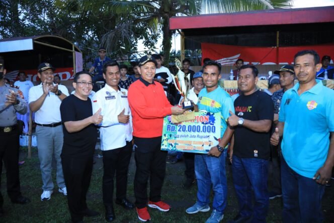 
Resmi Ditutup Wabup, Pendalian FC Juara Turnamen Sepak Bola Kades Tandun CUP II