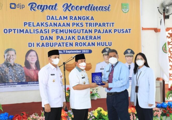 
<span style='color:#ff0000;font-size:14px;'>Optimalisasi Pemungutan Pajak Pusat dan Daerah</span> <br> Bupati Rohul Teken PKS Tripartit bersama Kanwil DJP Riau