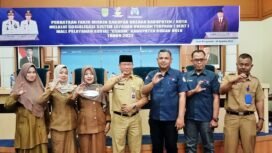 FOTO : Kadis Sosial P3A Rohul H. Damri Poti S.Sos M.AP foto bersama dengan Kabid PPS Puji Lestari S.KM M.KM dan narasumber dengan simbol C. Yang melambangkan CERDIK, Inovasi Mall Pelayanan Sosial Puskesos SLRT