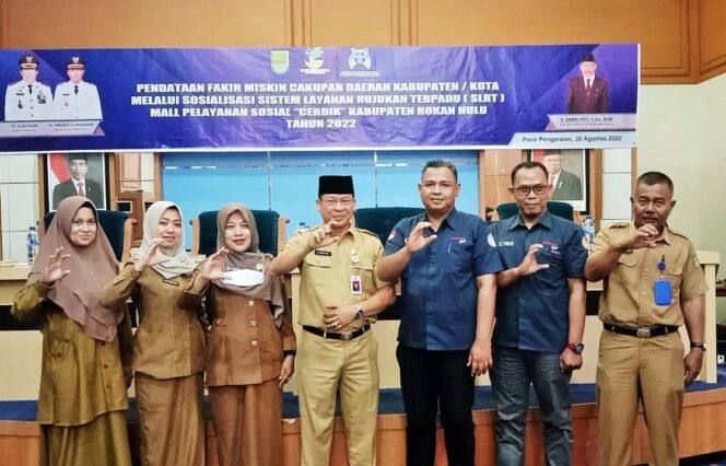 
FOTO : Kadis Sosial P3A Rohul H. Damri Poti S.Sos M.AP foto bersama dengan Kabid PPS Puji Lestari S.KM M.KM dan narasumber dengan simbol C. Yang melambangkan CERDIK, Inovasi Mall Pelayanan Sosial Puskesos SLRT 