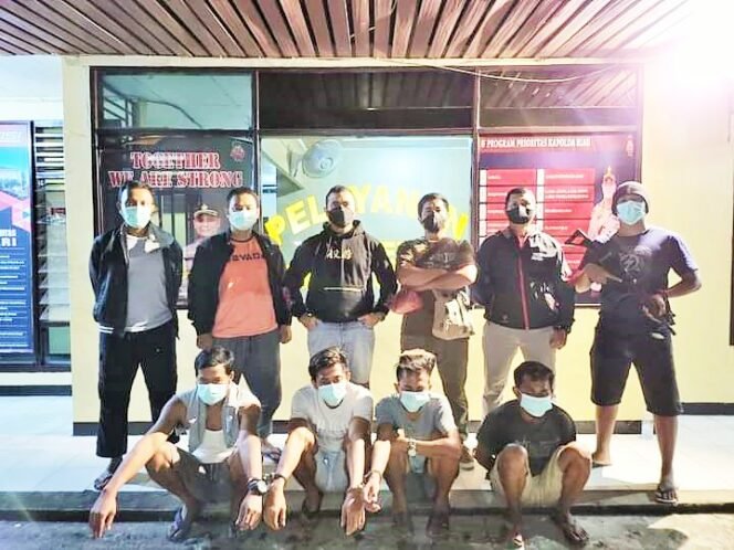 
FOTO : Personil Polsek Kepenuhan Polres Rokan Hulu (Rohul), ringkus 4 Pria Diduga memiliki, menyimpan, menguasai, Narkotika golongan I jenis Sabu, Jumat (2/9/2022)