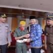 FOTO : Wakil Bupati Rohul H. Indra Gunawan menyerahkan Tali Asih kepada Bapak Djabal Veteran Rohul, Program Dinsos P3A Rohul dalam rangka Hari Pahlawan Ke 77 Tahun 2022. Kamis (10/11/2022)