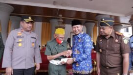 FOTO : Wakil Bupati Rohul H. Indra Gunawan menyerahkan Tali Asih kepada Bapak Djabal Veteran Rohul, Program Dinsos P3A Rohul dalam rangka Hari Pahlawan Ke 77 Tahun 2022. Kamis (10/11/2022)