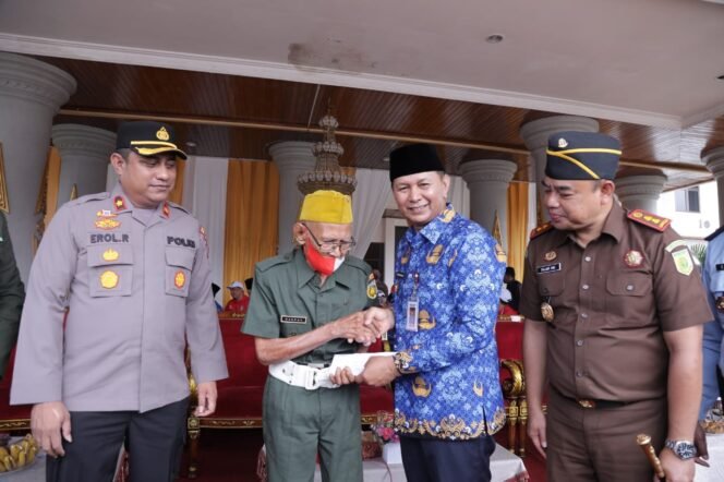 
FOTO : Wakil Bupati Rohul H. Indra Gunawan menyerahkan Tali Asih kepada Bapak Djabal Veteran Rohul, Program Dinsos P3A Rohul dalam rangka Hari Pahlawan Ke 77 Tahun 2022. Kamis (10/11/2022)
