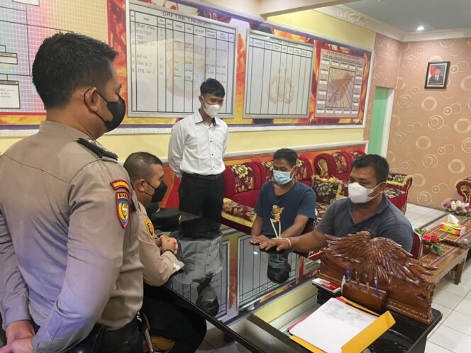 
Curi Buah Kelapa Sawit di PT EMA, Dua Pria Ini di Ringkus Personil Polsek Kepenuhan