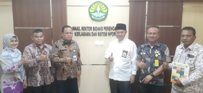 
<span style='color:#ff0000;font-size:14px;'>Kerjasama UNRI-BAPPEDA Kajian Kemiskinan</span> <br> Hasilkan 10 Rekomendasi, UNRI Serahkan Hasil Kajian Kemiskinan ke Bappeda Rohul