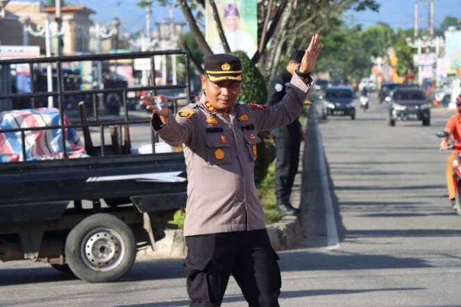 
<span style='color:#ff0000;font-size:14px;'>Optimalkan Pelayanan Publik</span> <br> Turut Serta Giat Strong Point, Kapolres Rohul : Wujud Polisi Hadir Ditengah Masyarakat