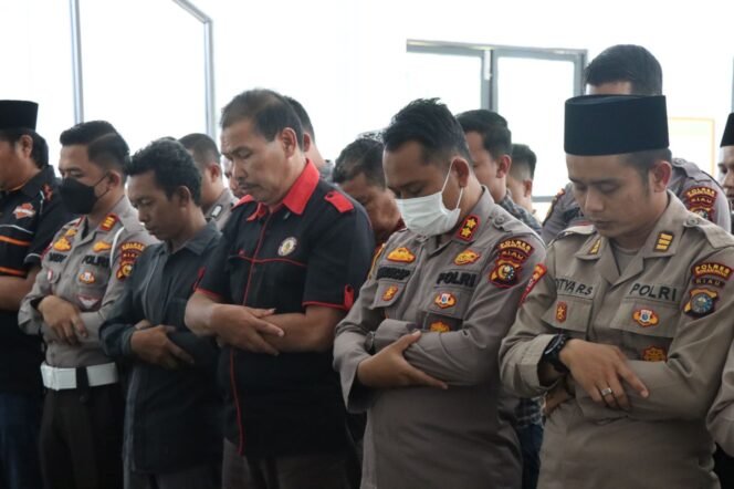 
Doa untuk Korban Gempa Cianjur, Kapolres Rohul dan Jajaran Gelar Salat Ghaib