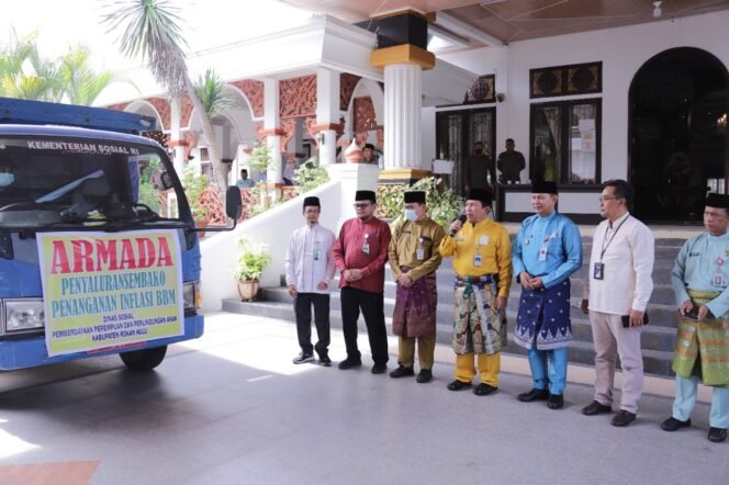 
<span style='color:#ff0000;font-size:14px;'>Salurkan untuk 3.190 KPM</span> <br> Bupati Sukiman Lepas Armada Dinsos P3A Rohul Penyaluran Sembako Penanganan Inflasi BBM