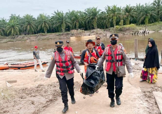 
<span style='color:#ff0000;font-size:14px;'>Dua Hari Dilakukan Pencarian oleh Tim Gabungan</span> <br> Balita Tenggelam di Sungai Batang Lubuh Kepenuhan Ditemukan Meninggal Dunia