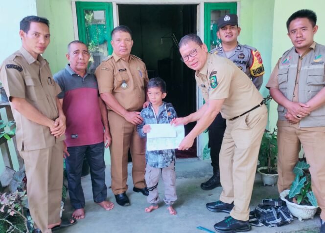 
<span style='color:#ff0000;font-size:14px;'>Rohul Terbanyak se Riau dapat Bantuan 438 Orang</span> <br> Kepala Dinsos P3A Rohul Serahkan Bantuan Program BLT bagi Penyandang Disabilitas di Kepenuhan Hulu