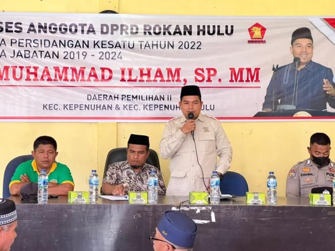 
FOTO : Anggota DPRD Rohul M. Ilham SP MM memberikan sambutan saat menampung aspirasi masyarakat melalui Reses, di Kelurahan Kepenuhan Tengah, Kamis (24/11/2022)