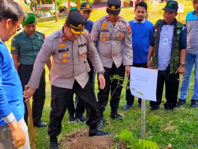 
<span style='color:#ff0000;font-size:14px;'>Terobosan Kreatif Kapolsek Rambah Hilir</span> <br> Waka Polres Rohul Bersama Civitas Akademika UPP Tanam Pohon untuk Penghijauan