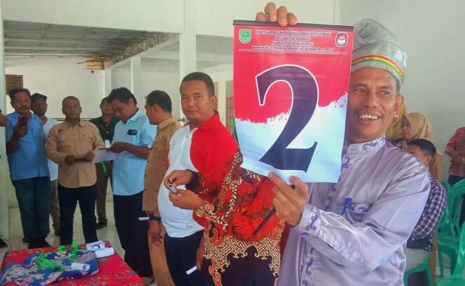 
FOTO : Cakades Koto Tinggi H. Yusri, ST M.Si (Iyok) dapat Nomor Urut 2, di Pilkades Koto Tinggi, Rambah, Selasa (22/11/2022) 