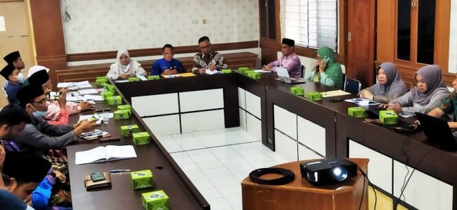 
Rumuskan Kebijakan dan Fokuskan Pembangunan Tahun 2024, Bappeda Rohul dan Bappelitbang Riau Gelar FGD