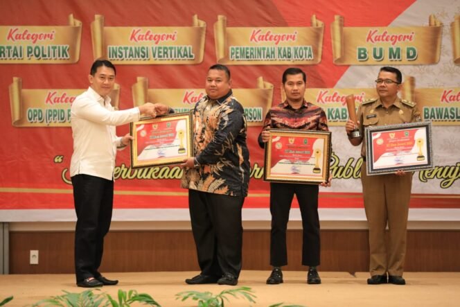 
Kades Rambah Tengah Hilir Terima Penghargaan di Ajang KI Riau Award 2022