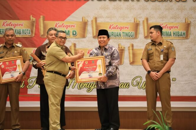 
KI Riau Award 2022, Bupati Sukiman Terima 2 Penghargaan
