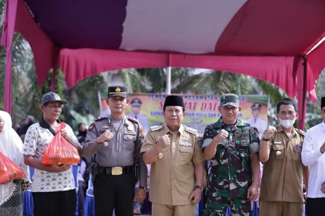 
<span style='color:#ff0000;font-size:14px;'>Tinjau Pelaksanaan Pasar Murah di Tambusai</span> <br> Bupati Sukiman : Pasar Murah Untuk Tekan Inflasi Daerah