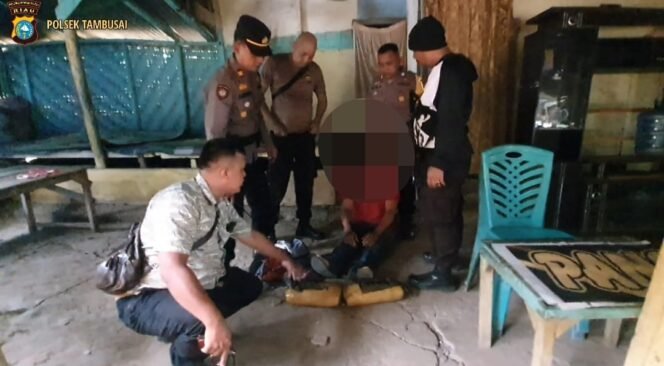 
Personil Polsek Tambusai Tangkap Kurir Daun Ganja Kering dengan Berat 1.8 Kg