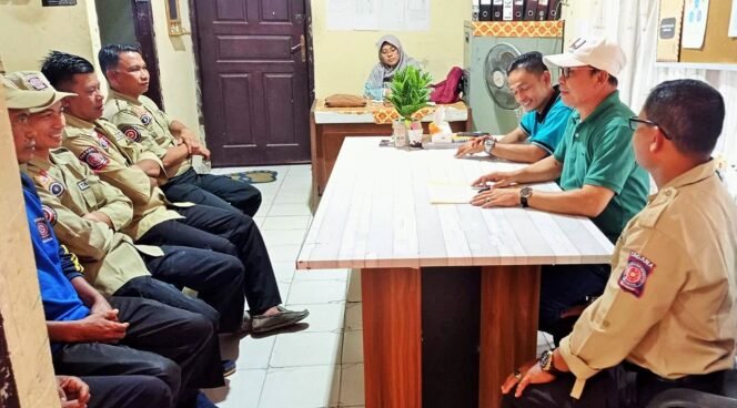 
FOTO : Kepala Dinas Sosial Pemberdayaan Perempuan dan Perlindungan Anak (Dinsos P3A) Rokan Hulu Rohul H. Damri Poti S.Sos M.AP saat membuka Rapat Koordinasi (Rakor) bersama Tim Tagana Rohul dalam rangka Persiapan Kesiapsiagaan Bencana Banjir, di Kantor Dinsos P3A Rohul, Kamis (1/12/2022) lalu