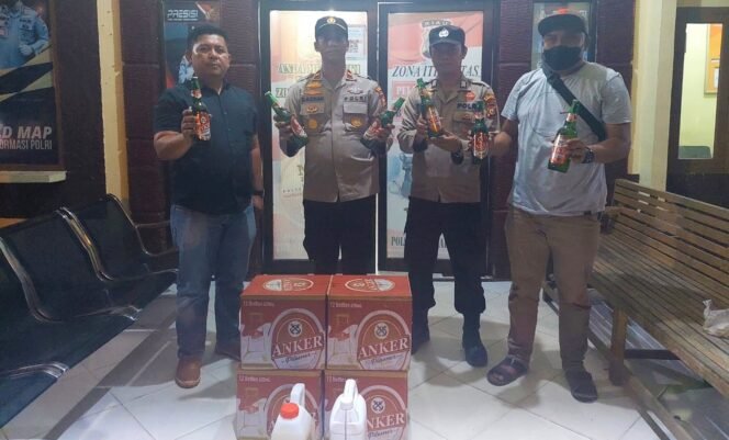 
<span style='color:#ff0000;font-size:14px;'>Operasi Pekat Lancang Kuning Tahun 2022</span> <br> Sisir Tiga Cafe di Simpang D, Polsek Rambah Hilir Amankan Puluhan Botol Miras