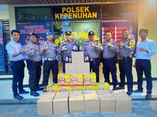 
Ops Pekat Lancang Kuning 2022, Ratusan Botol Miras Disita Personil Polsek Kepenuhan