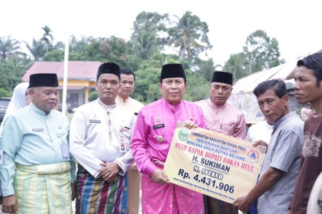 
FOTO : Bupati Rohul H. Sukiman didampingi Kalaksa BPBD Rohul Zuljandri Rosa S.Si MM menyerahkan Bantuan Bencana Angin Puting Beliung, Rambah Hilir, Jumat (9/12/2022)
